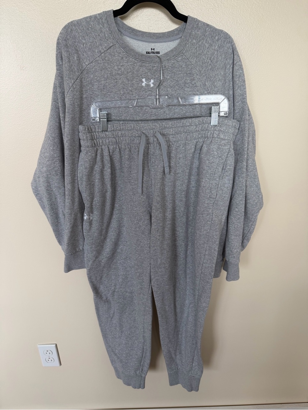 UNDER ARMOUR Heathered Grey Crewneck Sweatshirt with Matching Jogger Pants